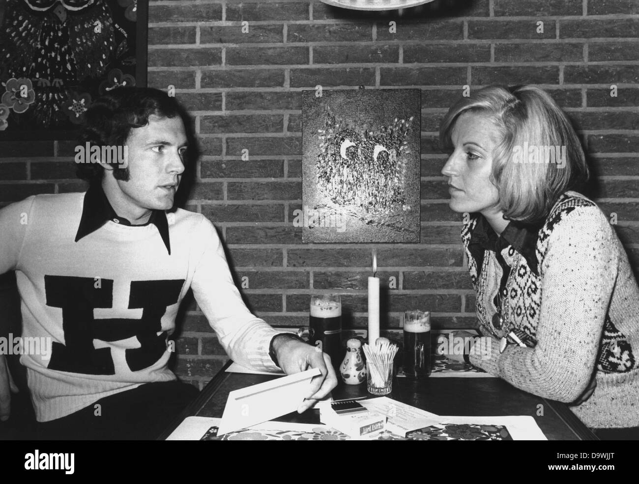 Star de football Franz Beckenbauer parle à sa femme Brigitte, photographié le 31 octobre en 1973 à Munich. Banque D'Images