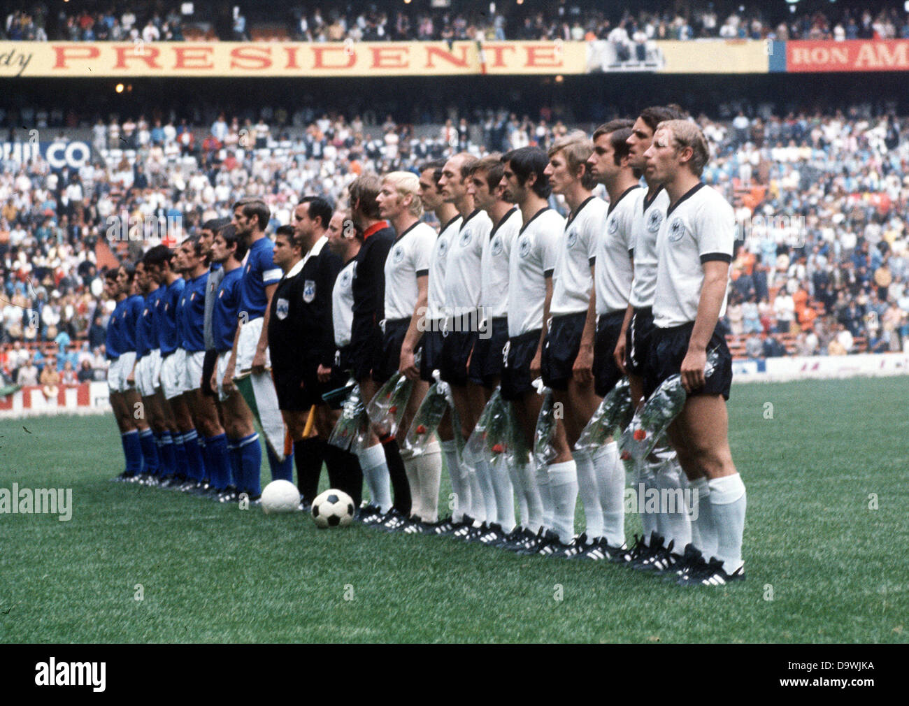 Coupe du Monde 1970 au Mexique, l'Italie en demi-finale de l'Allemagne de l'Ouest - 4:4, les deux équipes avant le match de le faire. Banque D'Images