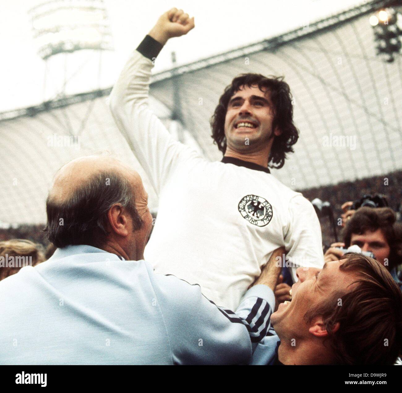 Après le coup de sifflet final avant l'allemand Gerd Mueller lève son poing droit en triomphe. Coach Helmut Schoen se joint à la célébration. Après de nombreuses situations dramatiques et une grande pression de l'équipe néerlandaise dans la seconde moitié, l'équipe allemande l'a emporté et a remporté la finale de la Coupe du Monde le 07 juillet 1974 à Munich, Germmany par un score de 2-1. Mots clés : Sport, SPO, Sport, SPO, Personnes, soccer, geste, sourire, célébrer, encourageant Banque D'Images