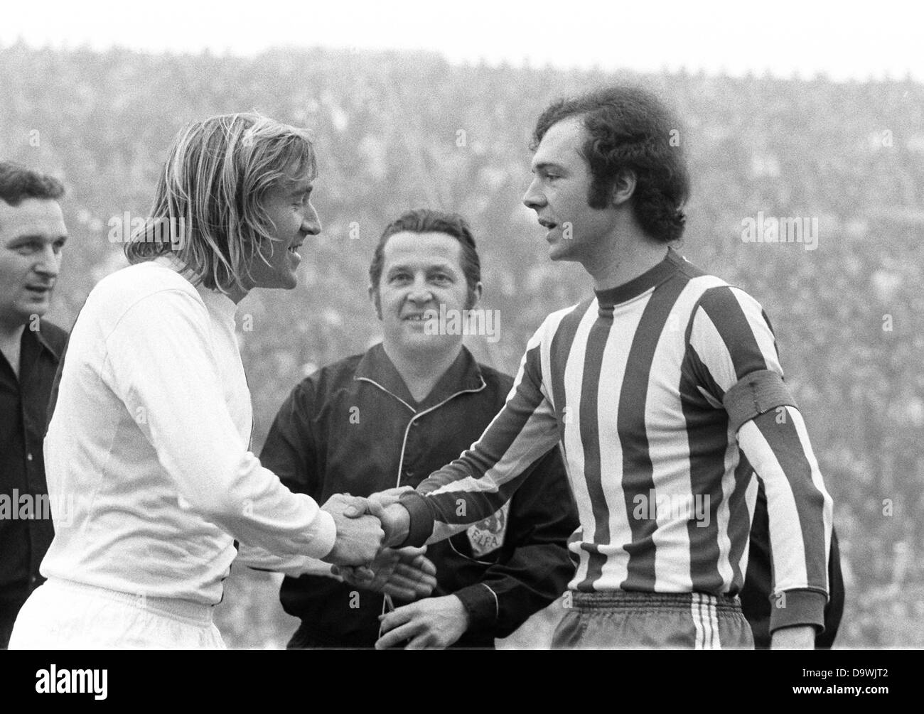 Franz Beckenbauer de FC Bayern Munich (r) et Günter Netzer de Borussia Moenchengladbach (l) se serrent la main avant le match entre le FC Bayern Munich et Borussia Moenchengladbach. Banque D'Images