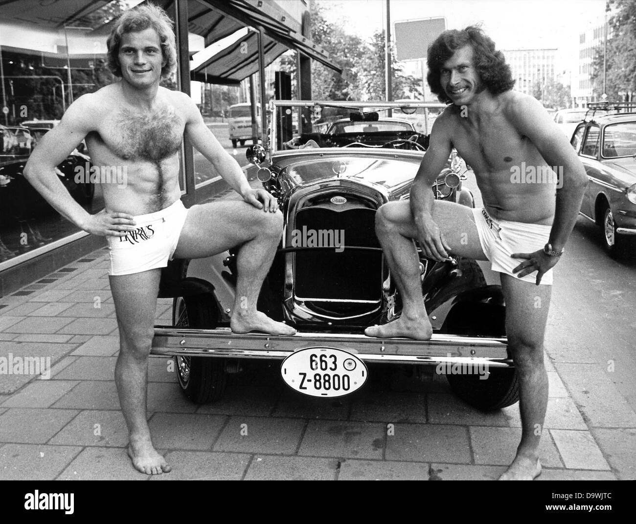 Photo de joueurs de football du FC Bayern Munich Uli Hoeness (l) et Paul Breitner (r) posant dans les troncs de baignade le 5 juin en 1973. Banque D'Images