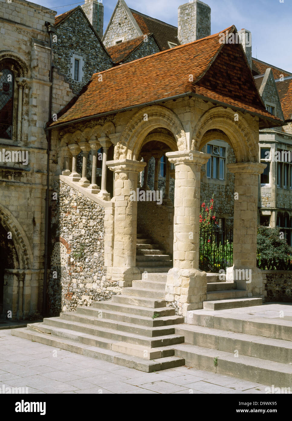 Canterbury, Kent : le grand escalier Norman (c 1153) conduisant à l'Almonry de l'ancien prieuré bénédictin de l'Église du Christ (La Cathédrale de Canterbury). Banque D'Images