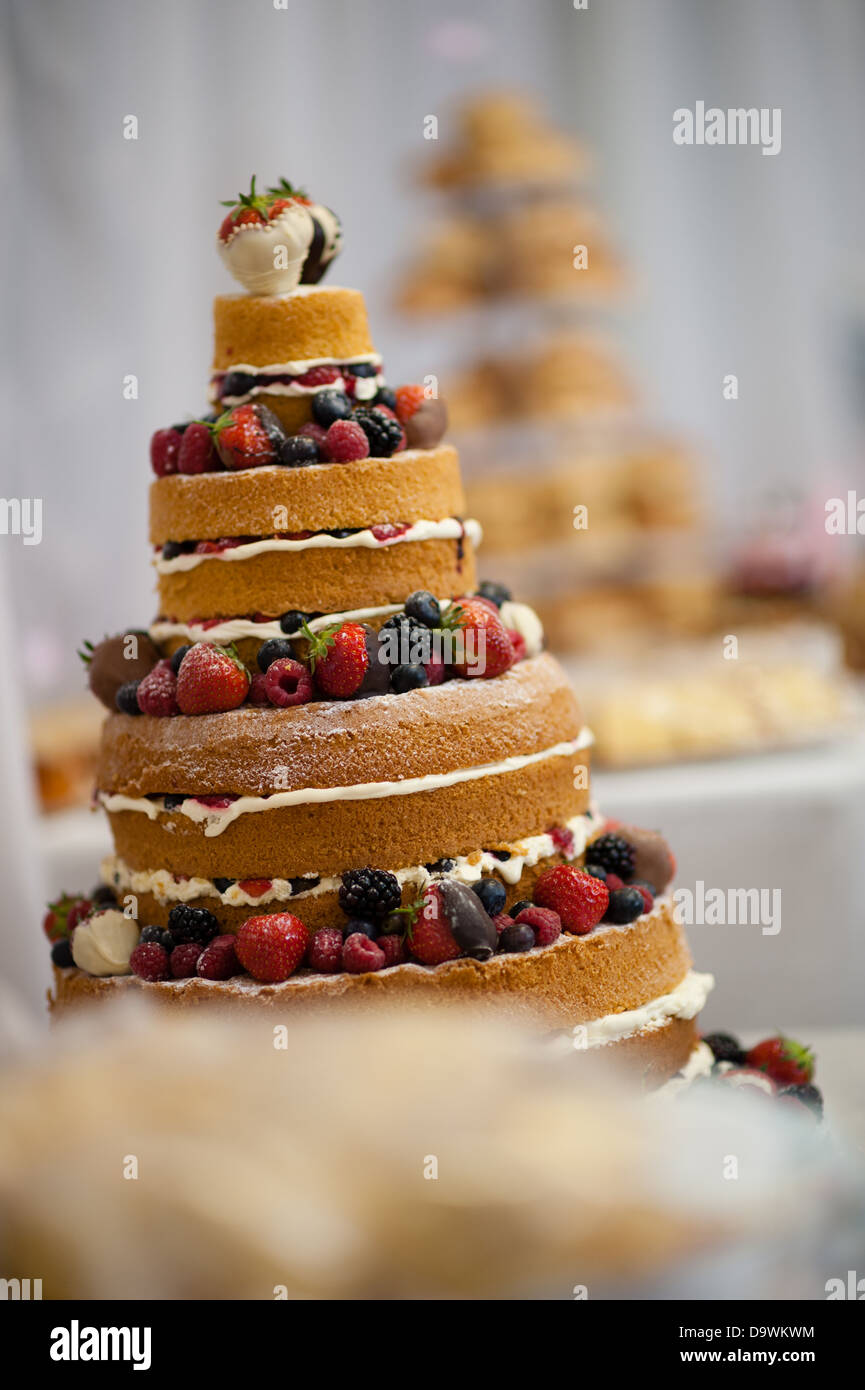 Un gâteau de mariage : des éponges et de la crème fraîche et les fruits - Fraises Framboises, UK Banque D'Images