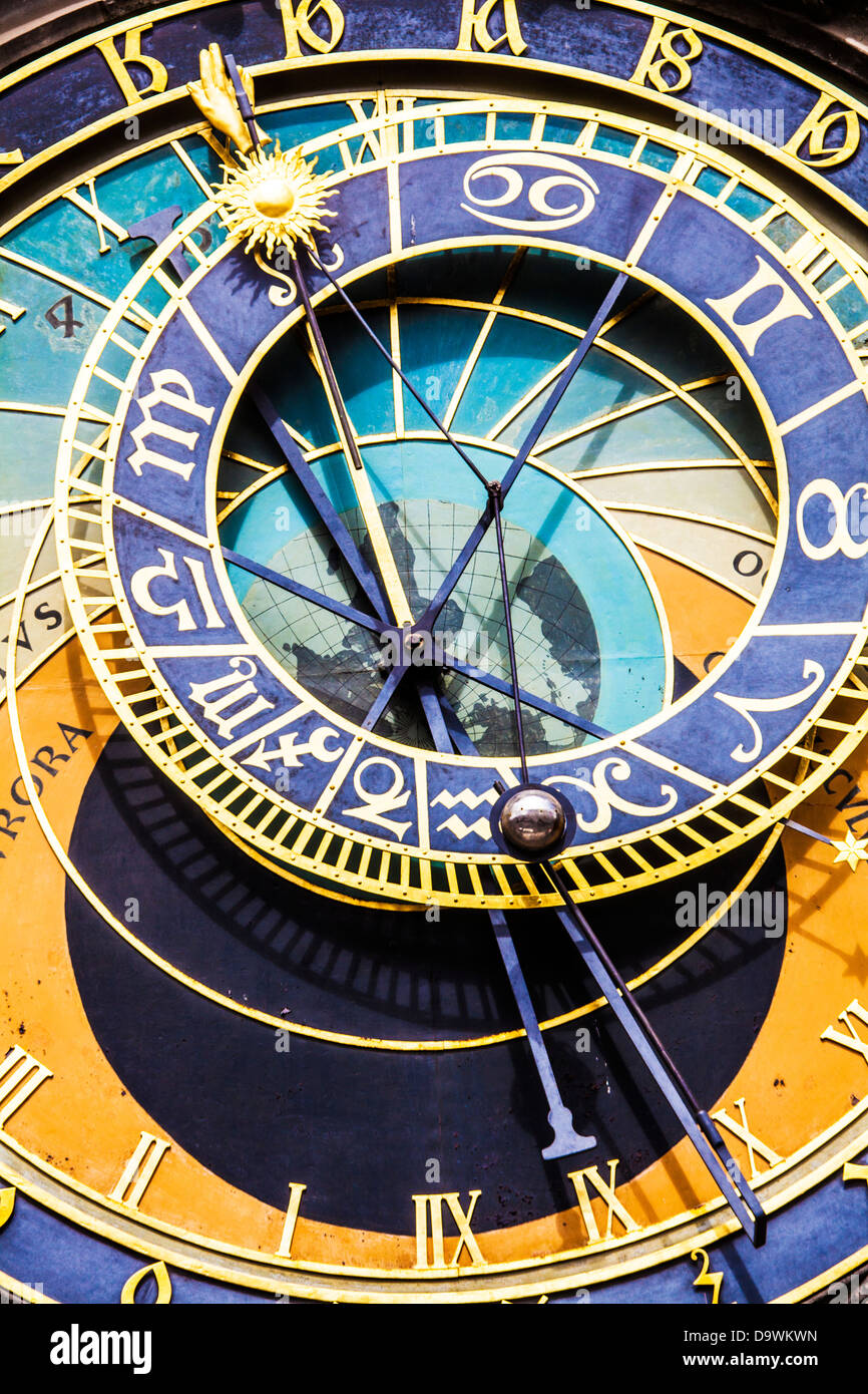 Close-up de l'horloge astronomique de Prague (Pražský Orloj ou orloj) sur la place de la Vieille Ville à Prague, en République tchèque. Banque D'Images