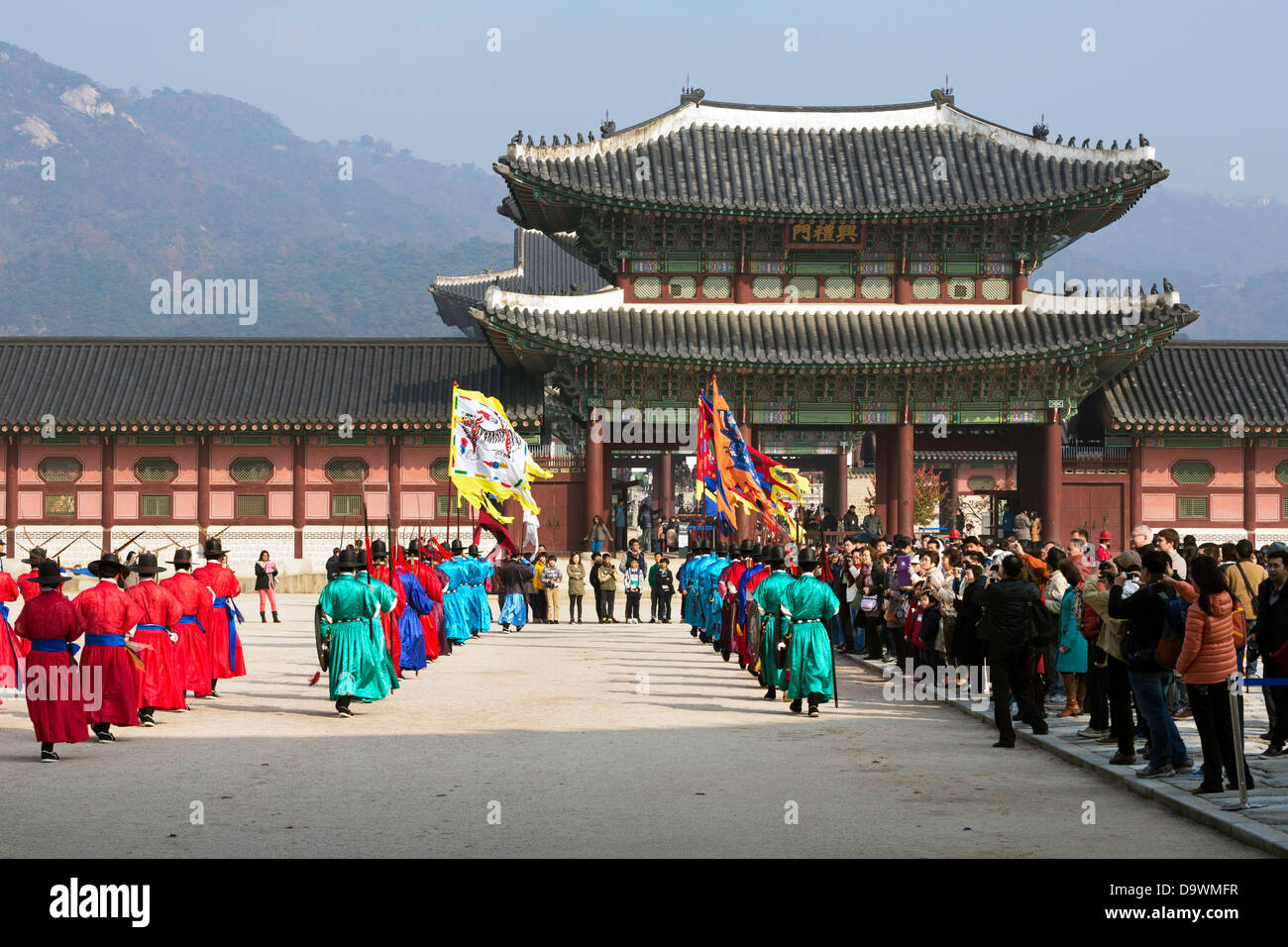 Relève de la garde cérémonie, Gyeongbokgung Palace, palais de bonheur parfait, Séoul, Corée du Sud, Asie Banque D'Images