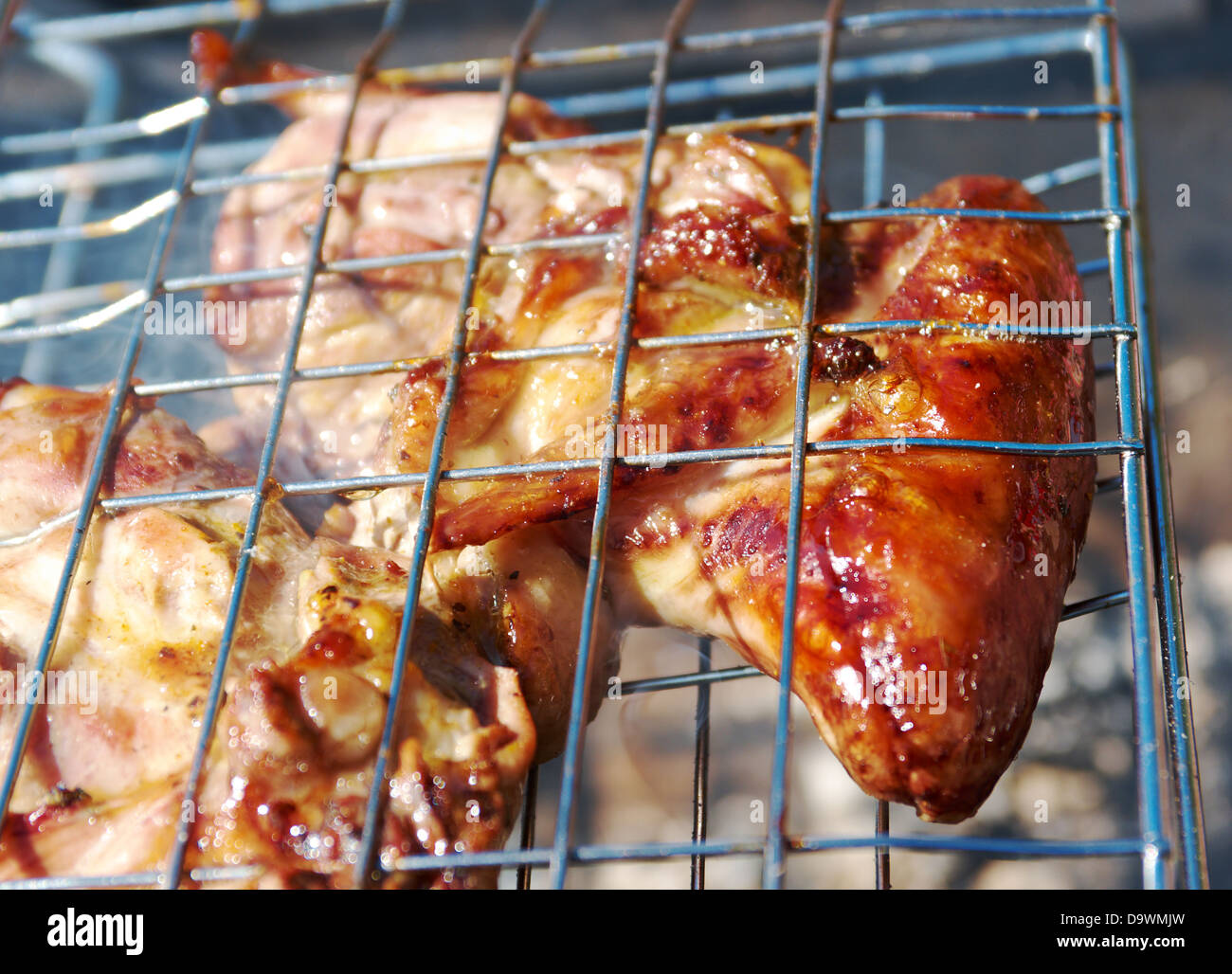 Barbecue.poulet sur le BBQ avec des flammes Banque D'Images