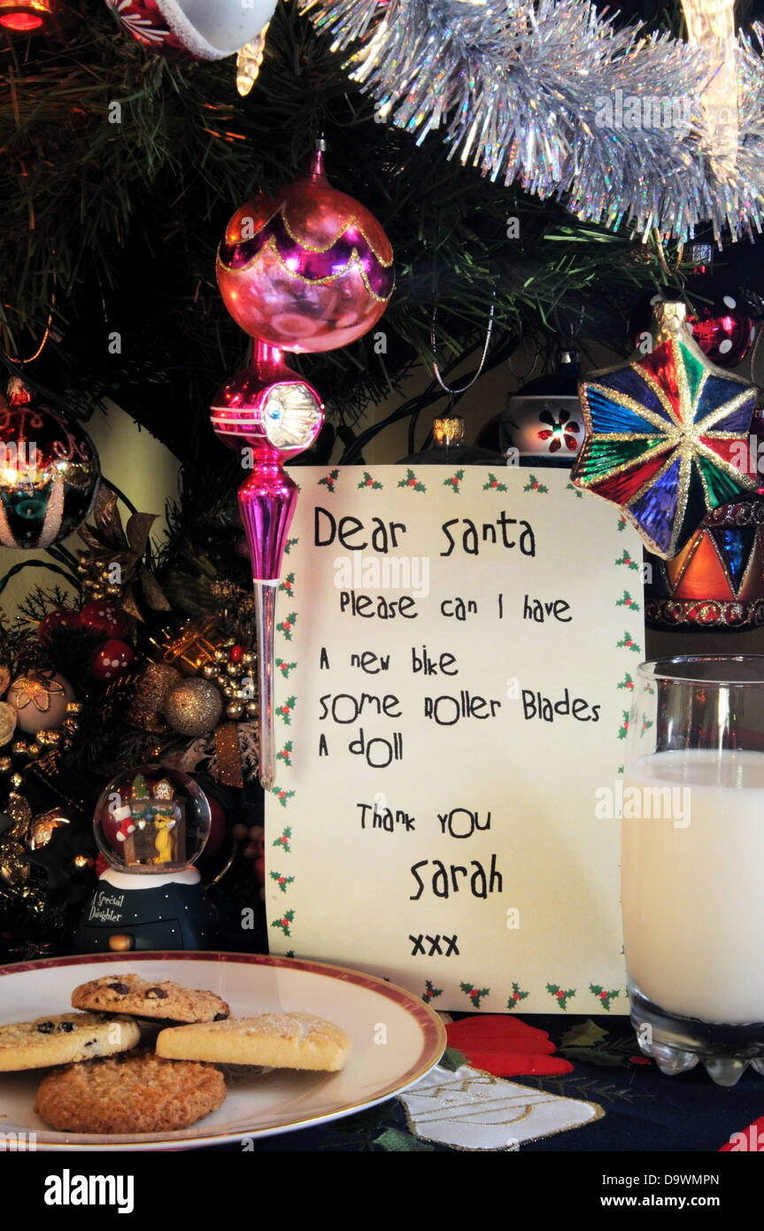 Cher Père Noël lettre, le lait et les cookies en vertu de l'arbre de Noël. Banque D'Images
