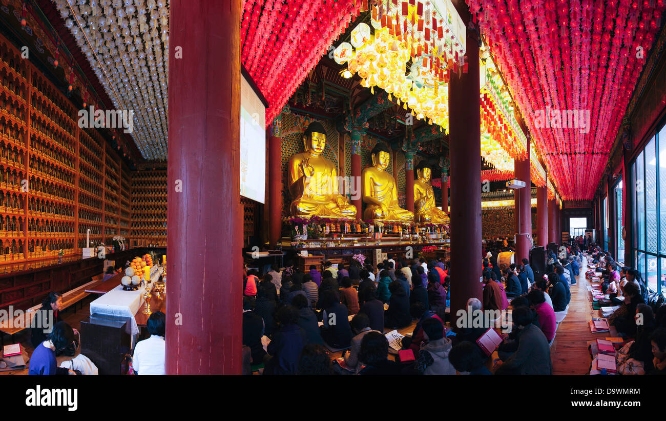Les fidèles à l'intérieur Joyesa Temple, Jongno-gu, Seoul, Corée du Sud, Asie Banque D'Images