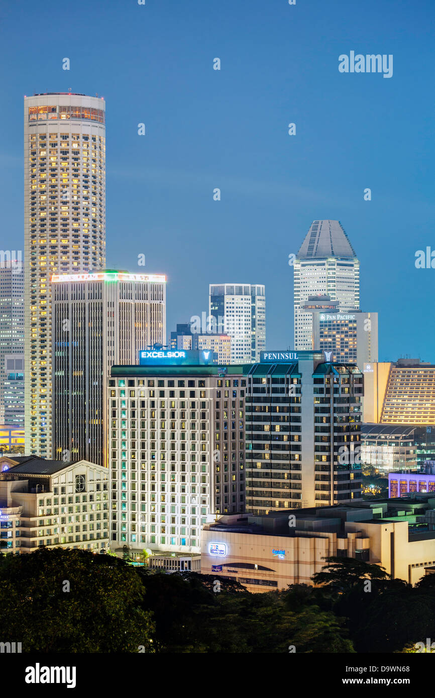 L'Asie du Sud-Est, Singapour, augmentation de la vue sur Fort Canning Park et la ville moderne Banque D'Images