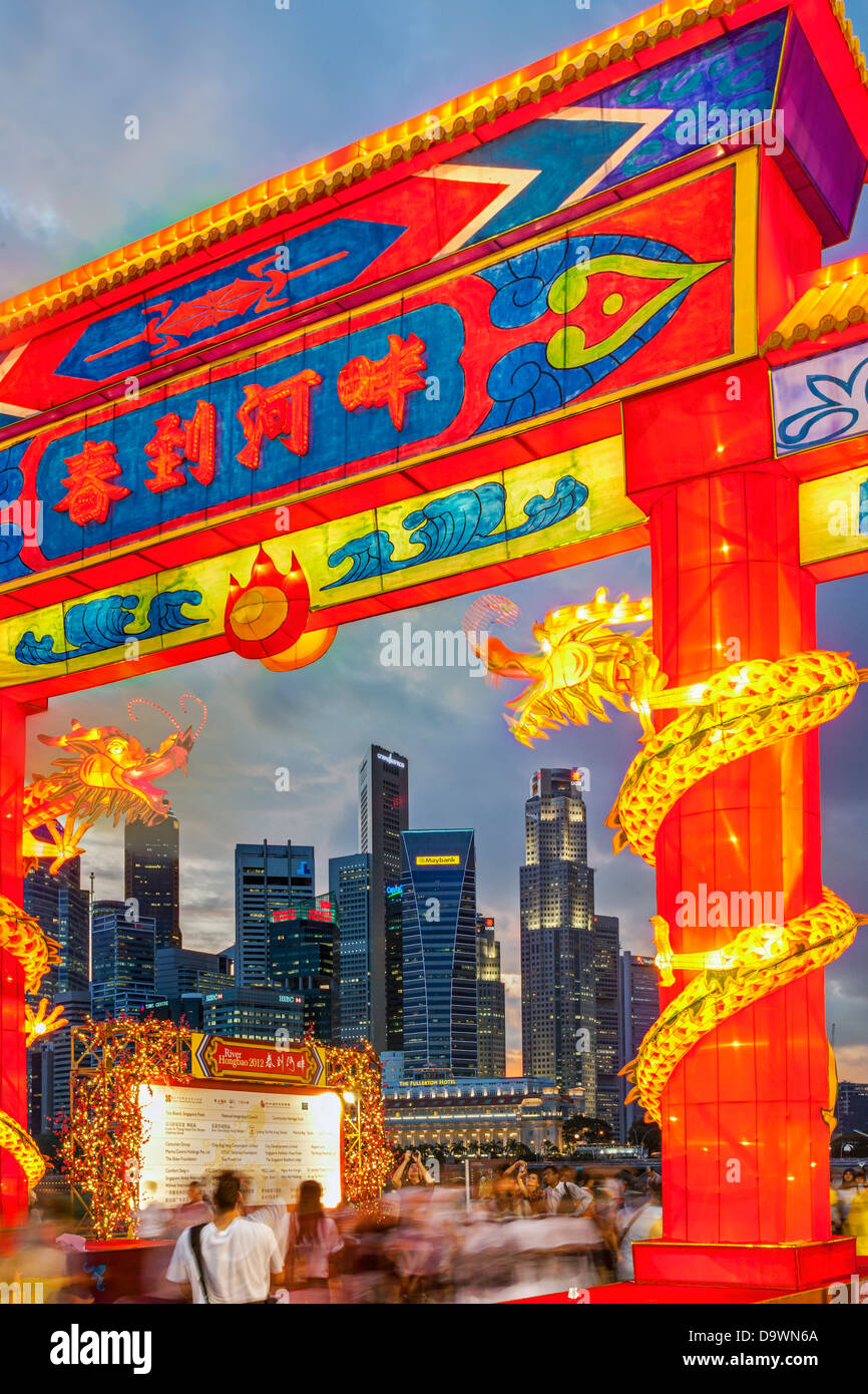 City Skyline Financière, rivière Hongbao décorations pour les célébrations du Nouvel An chinois à Marina Bay, Singapour, en Asie du sud-est Banque D'Images