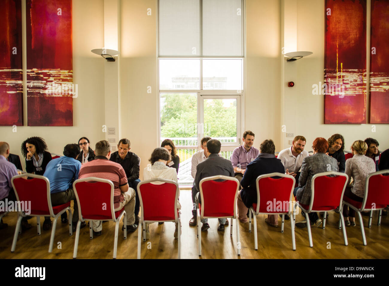 Les jeunes universitaires post-doctorale dans un "speed networking" l'échange d'idées avec des collègues, le Gallois Creuset 2013, UK Banque D'Images