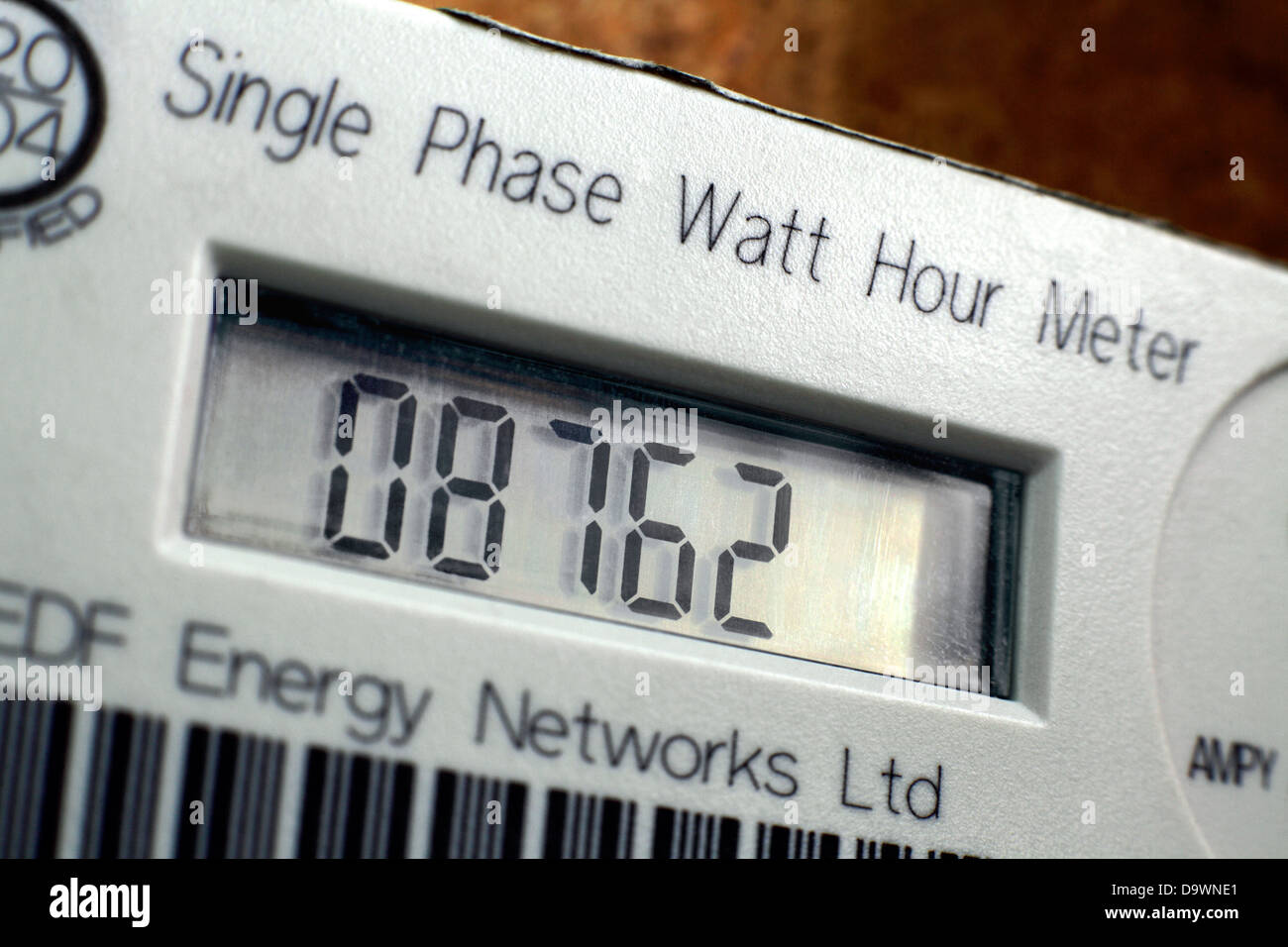 Close up d'un compteur d'électricité dans une maison, montrant le nombre de watts d'électricité utilisée. Banque D'Images