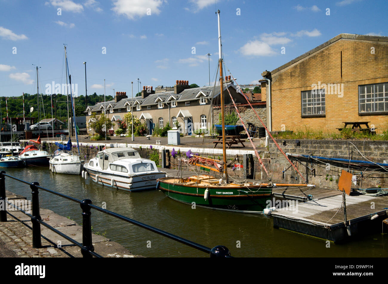 Ancien quai port flottant de condensats chauds, cottages, Bristol, Angleterre. Banque D'Images