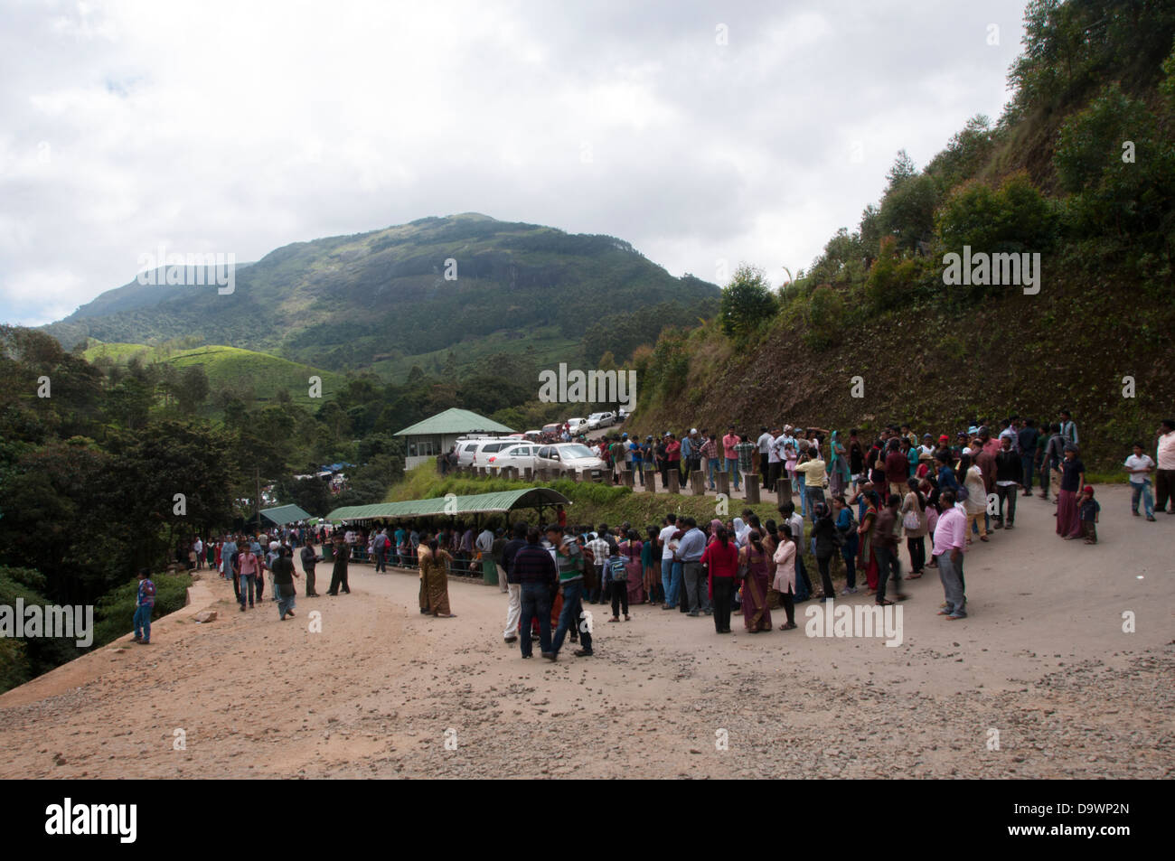 Longue file de personnes qui attendent pour prendre des billets dans le parc national de l'Inde kerala parambikulam Banque D'Images