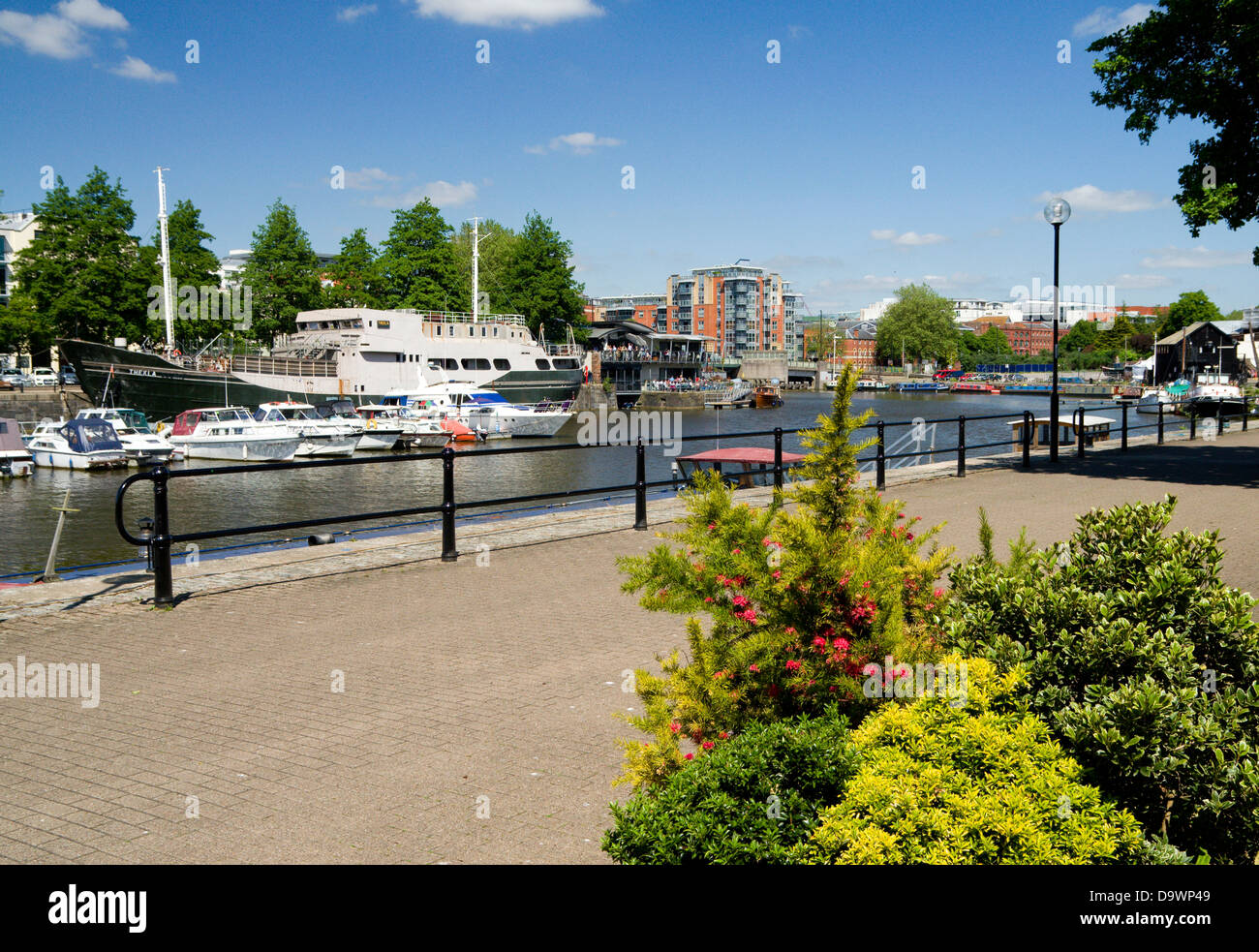 Le port flottant près de St Mary redcliffe church, Bristol, Angleterre. Banque D'Images