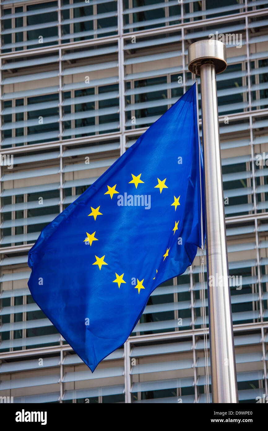 Drapeau européen en face de l'immeuble Berlaymont, siège de la Commission européenne à Bruxelles. Banque D'Images