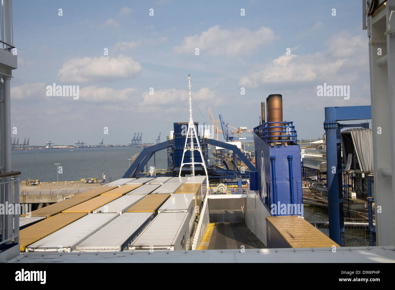 Harwich Essex Sud Est de l'Angleterre à la recherche vers le bas sur les camions chargés sur DFDS Seaways Sirena ferry pour le Danemark Banque D'Images