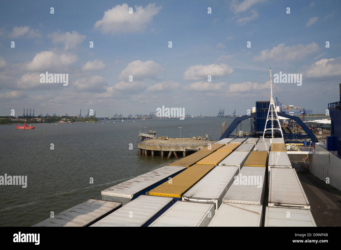 Harwich Essex Sud Est de l'Angleterre à la recherche vers le bas sur les camions chargés sur DFDS Seaways Sirena ferry pour le Danemark Banque D'Images