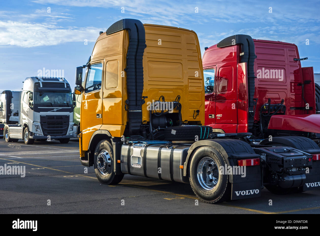 Camions de l'usine de montage de camions Volvo attendent d'être chargés sur des navires RORO / au port de Gand, Belgique Banque D'Images