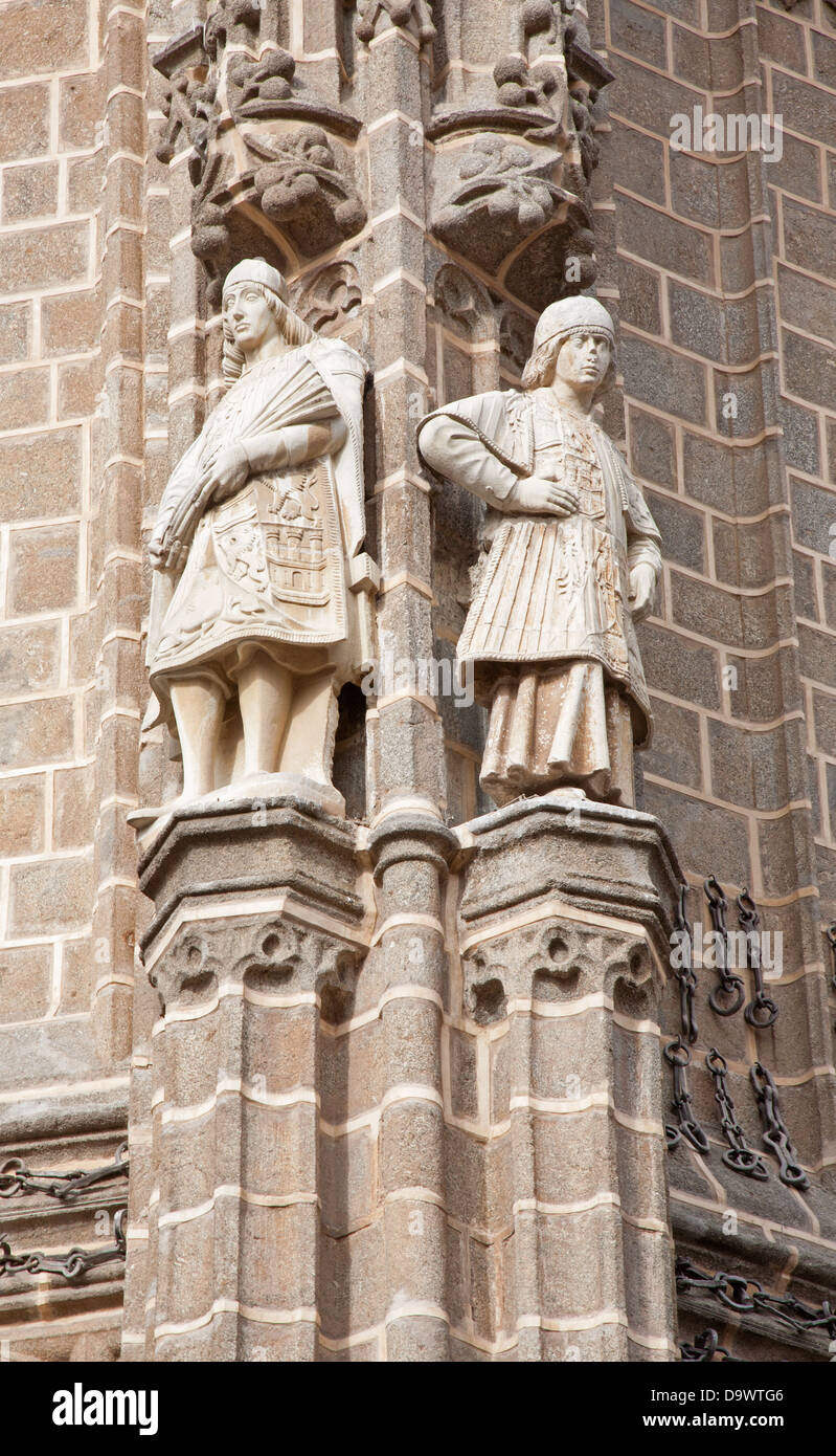 TOLEDO - mars 8 statues : à partir de la façade est de Monasterio San Juan de los Reyes Banque D'Images