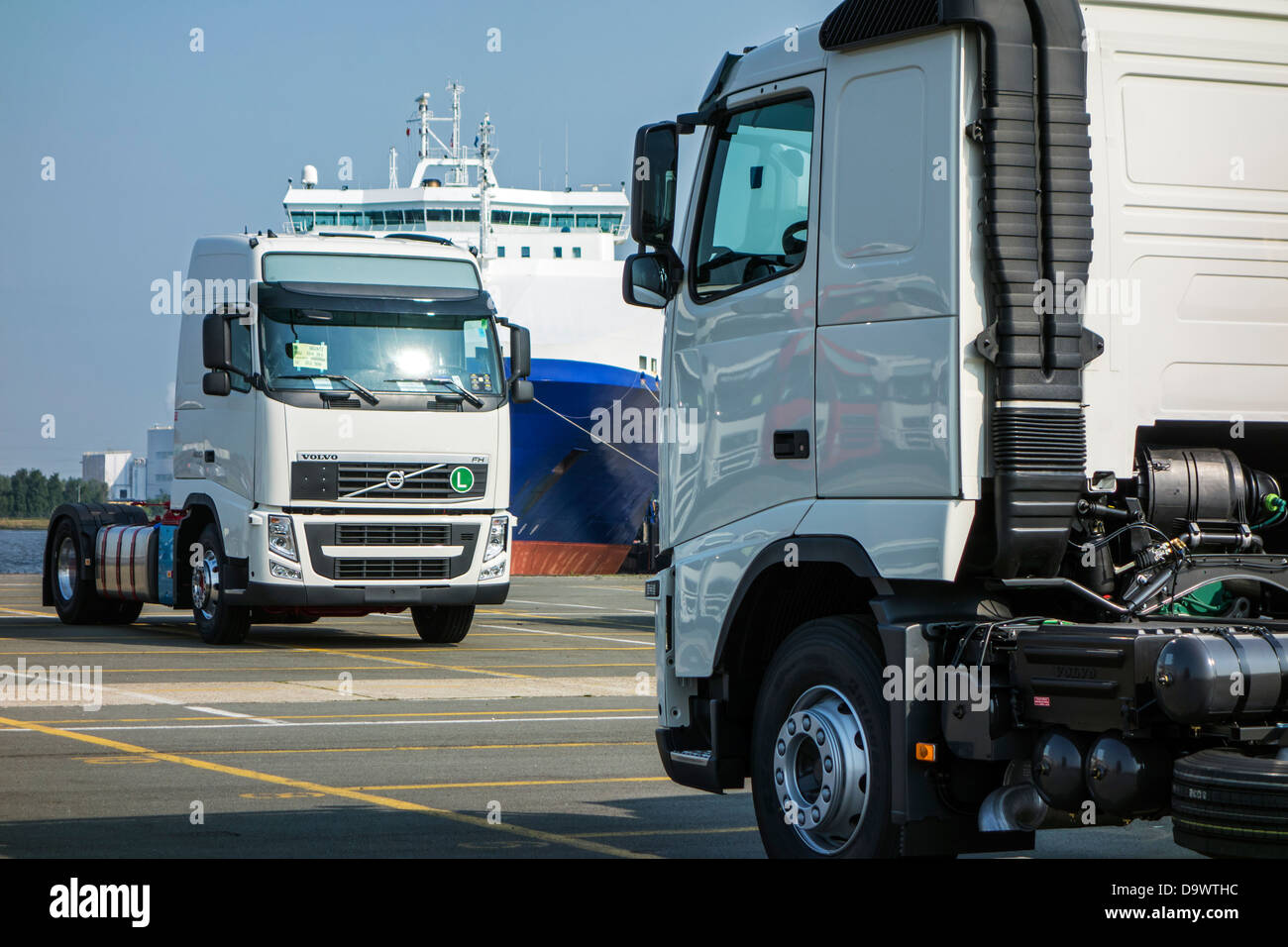 Camions de l'usine de montage de camions Volvo attendent d'être chargés sur des navires RORO / au port de Gand, Belgique Banque D'Images