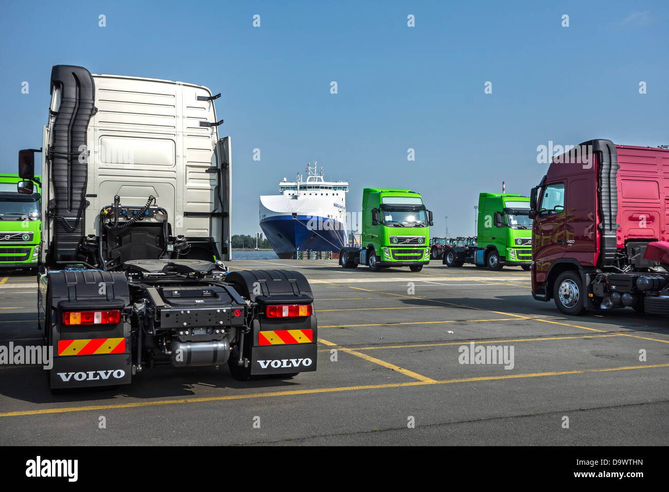 Camions de l'usine de montage de camions Volvo attendent d'être chargés sur des navires RORO / au port de Gand, Belgique Banque D'Images