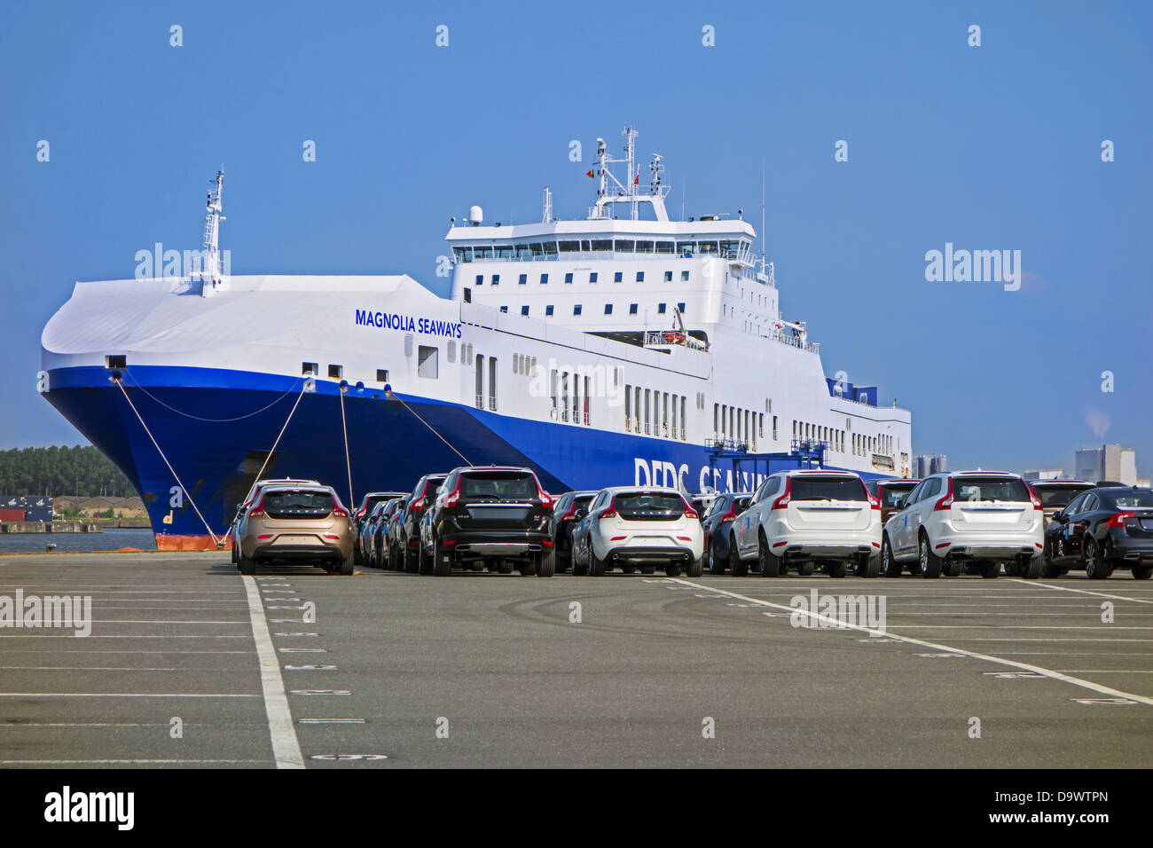 Les voitures de l'usine d'assemblage de Volvo Cars attendent d'être chargés sur le roll-on / roll-off / navire roro au port de Gand, Belgique Banque D'Images