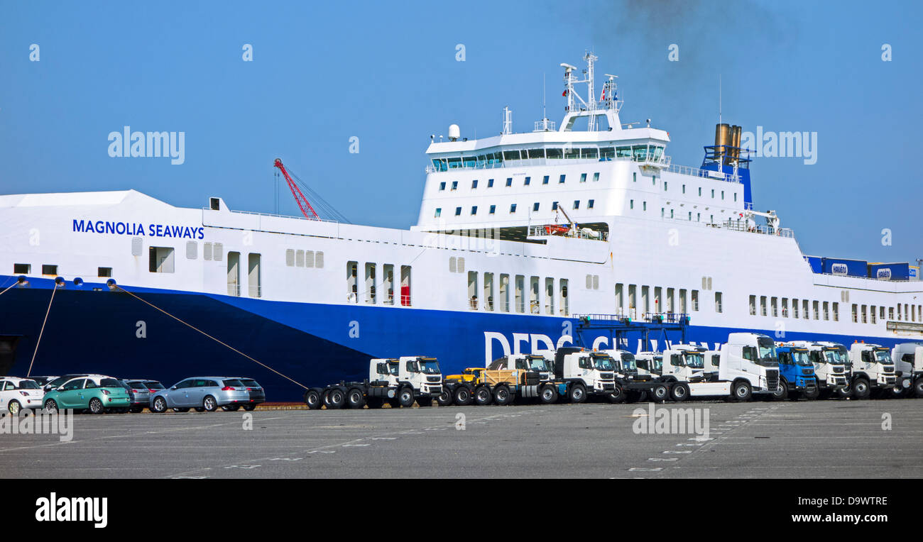 Camions et voitures de l'usine d'assemblage Volvo attendent d'être chargés sur des navires RORO / port de Gand, Belgique Banque D'Images