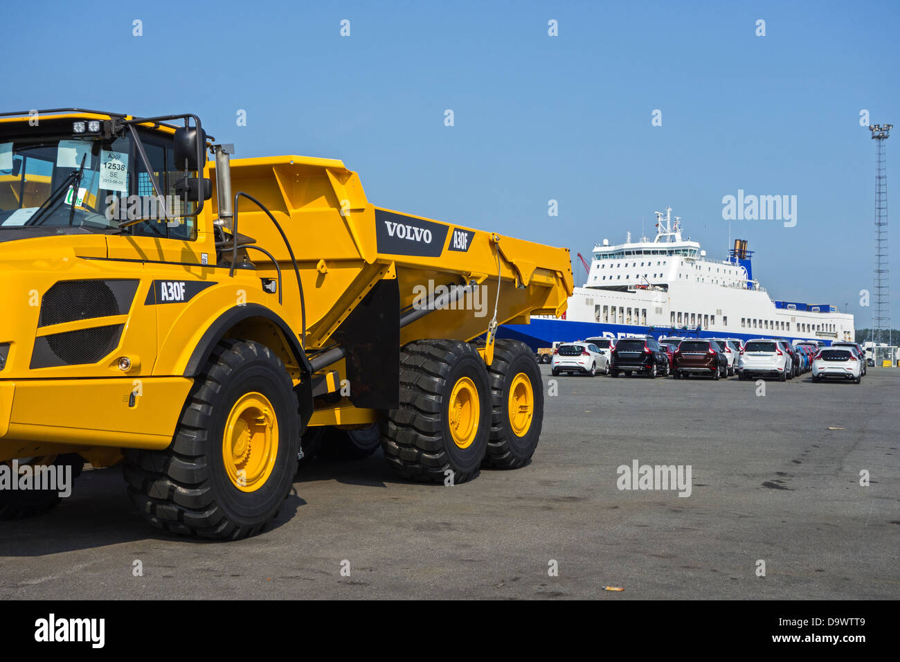 Camions et voitures de l'usine d'assemblage Volvo attendent d'être chargés sur des navires RORO / port de Gand, Belgique Banque D'Images