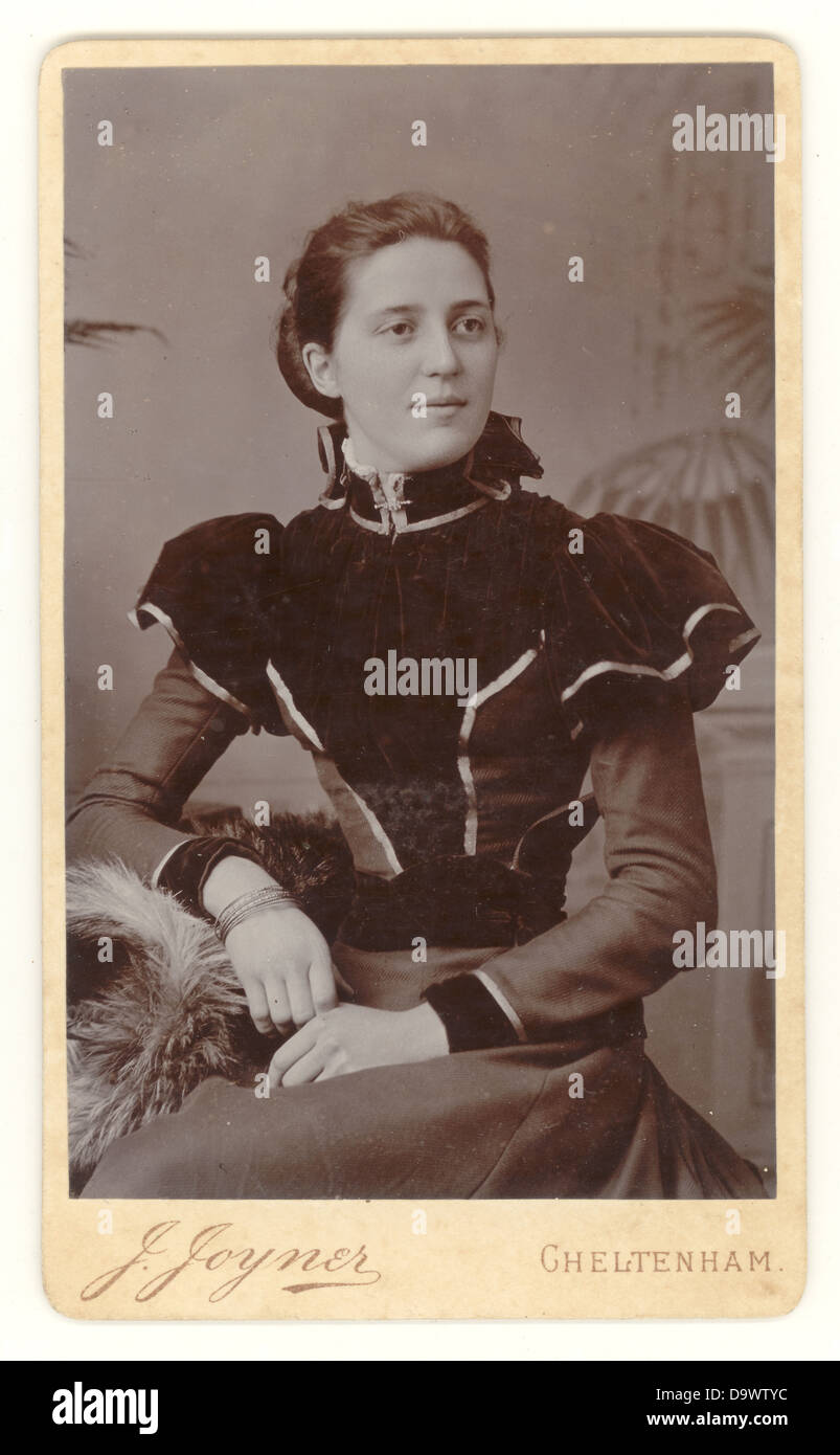 Cartes de Visite portrait d'une femme victorienne attrayante, Cheltenham, Gloustershire, Angleterre, Royaume-Uni robe avec épaule de manches de mouton, 1890 Banque D'Images
