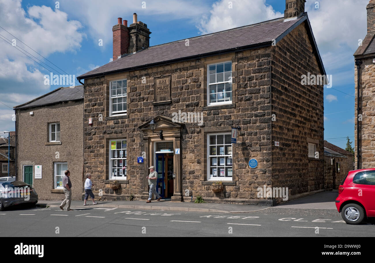 L'ancienne gare de police maintenant Office de Tourisme Centre TIC Masham Wensleydale North Yorkshire Dales Angleterre Royaume-Uni GB Grande-Bretagne Banque D'Images