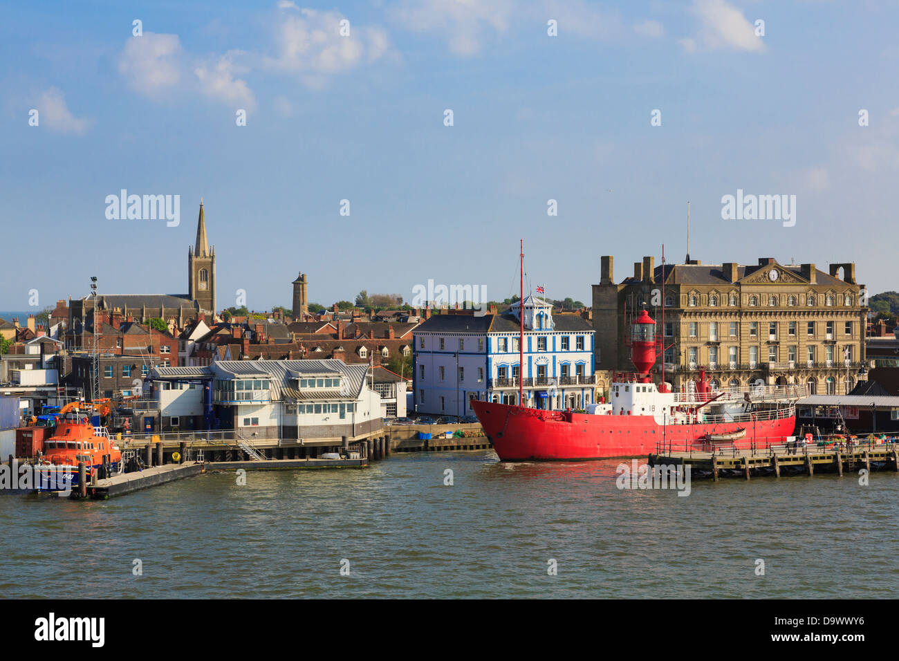 Vue sur mer à la station de sauvetage de la RNLI et BT18 Trinity House Lightvessel par Ha'penny Pier dans le port de Harwich Essex Angleterre Royaume-uni Grande-Bretagne Banque D'Images