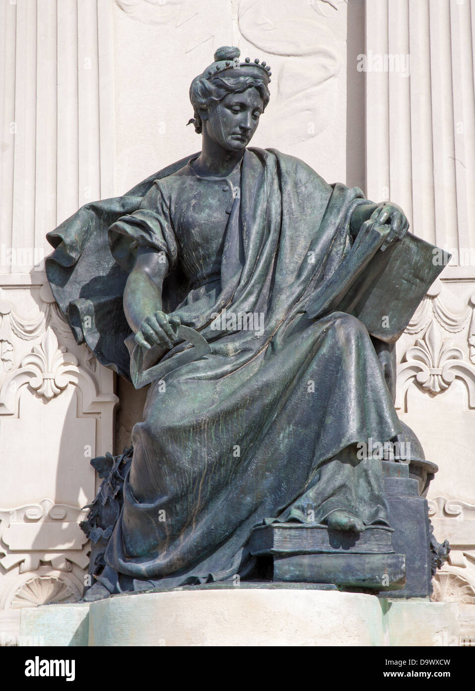 Madrid - Statue en partie latérale du monument d'Alfonso XII du parc del Buen Retiro Banque D'Images