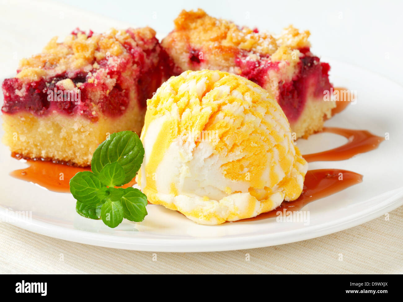 Berry crumble aux fruits Gâteau à la crème glacée et de sirop Banque D'Images
