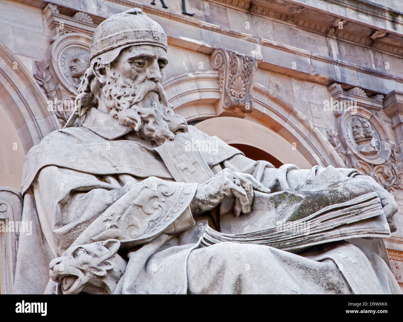 MADRID - 11 mars : Saint Isidore de Séville du portail du Musée National d'Archéologie Banque D'Images