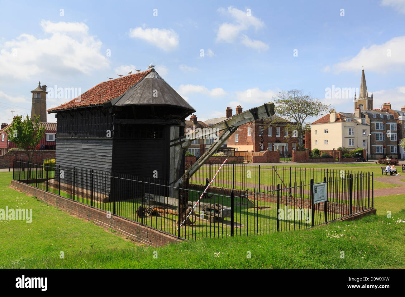 La grue Treadwheel 1667 sur la Piste du patrimoine maritime Harwich sur vert de mer d'Harwich, Essex, Angleterre, Royaume-Uni, Angleterre Banque D'Images