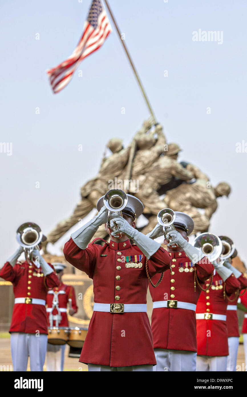 US Marine Drum & Bugle Corps états effectue pendant la Parade de coucher du soleil à la Marine Corps War Memorial le 25 juin 2013 à Arlington, VA. Banque D'Images