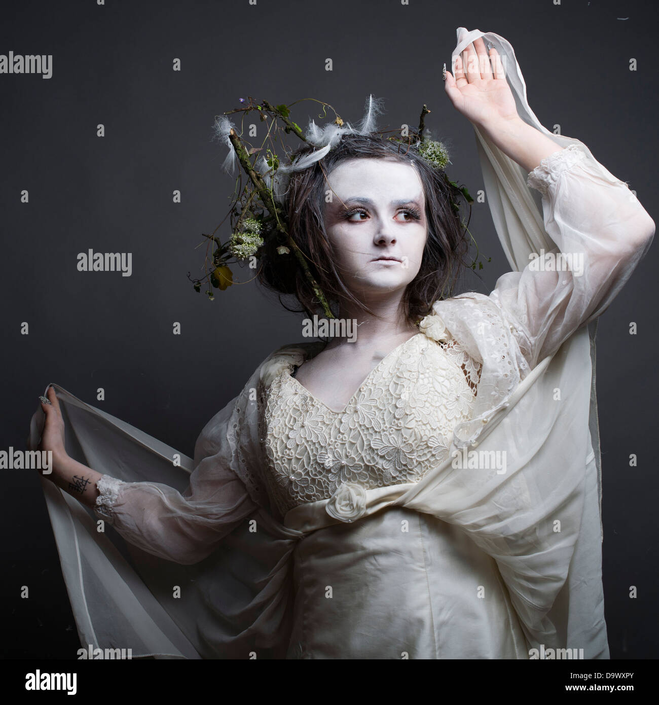 Une séance photo relooking fantaisie - femme fille habillé en bois pâle créature esprit fantomatique Banque D'Images