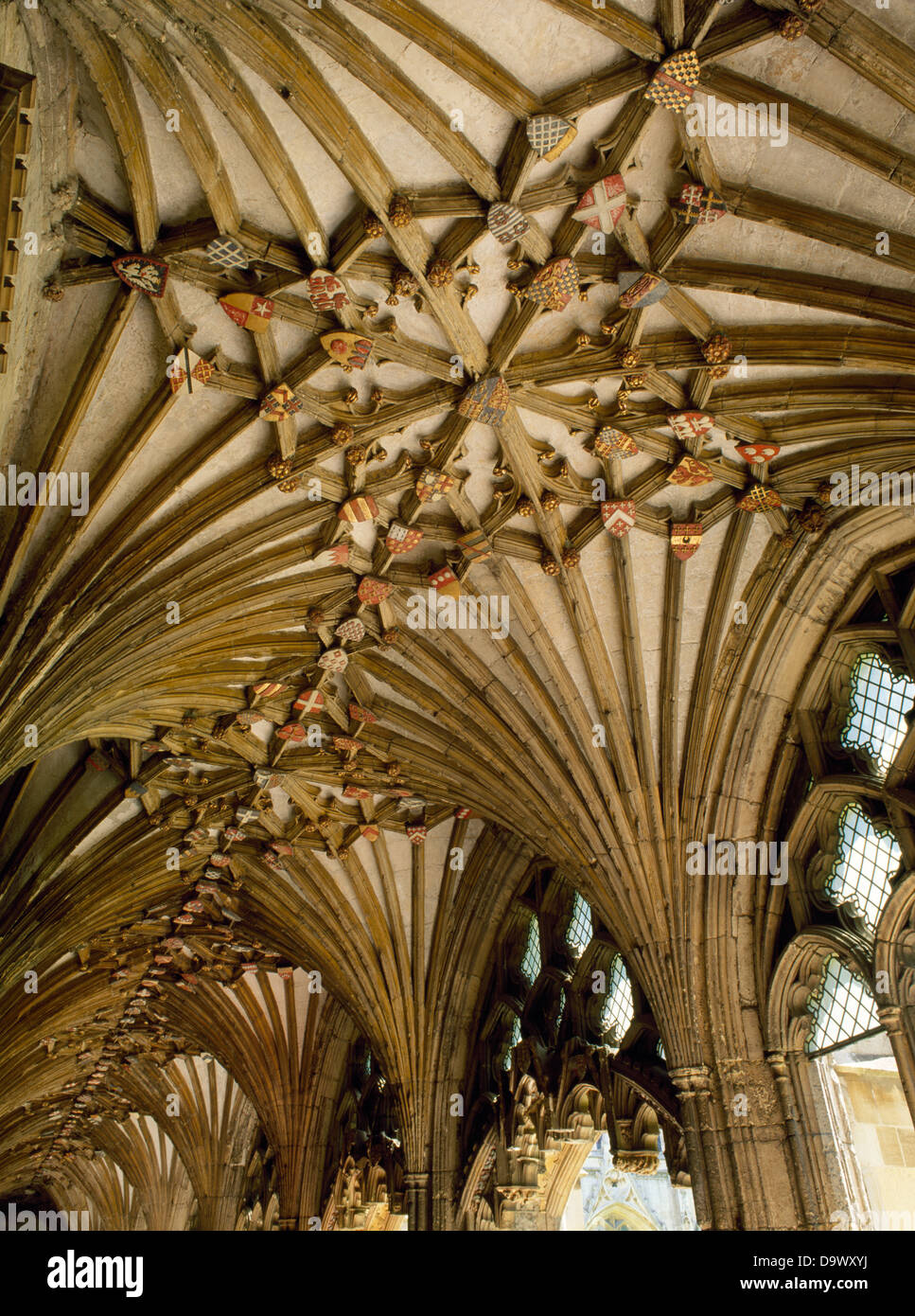 Le plafond pour le toit du cloître montrant le ventilateur de toit voûtes et les patrons, la Cathédrale de Canterbury, Kent, Angleterre Banque D'Images