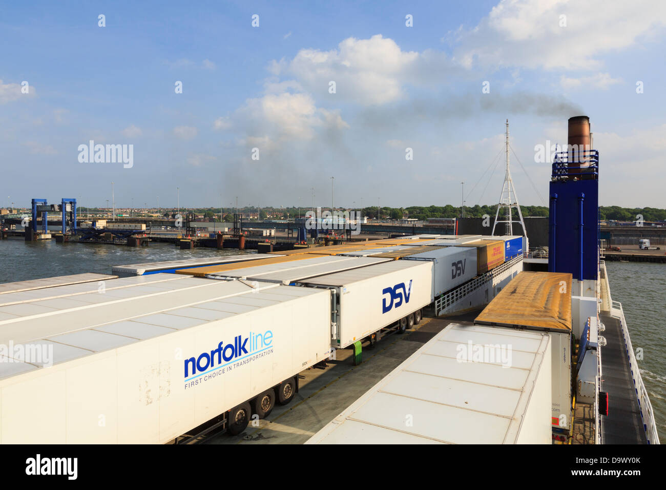 Camions porte-conteneurs sur ferry DFDS Seaways Sirena voile au Danemark du Parkeston Quay Port International d'Harwich Essex England UK Banque D'Images