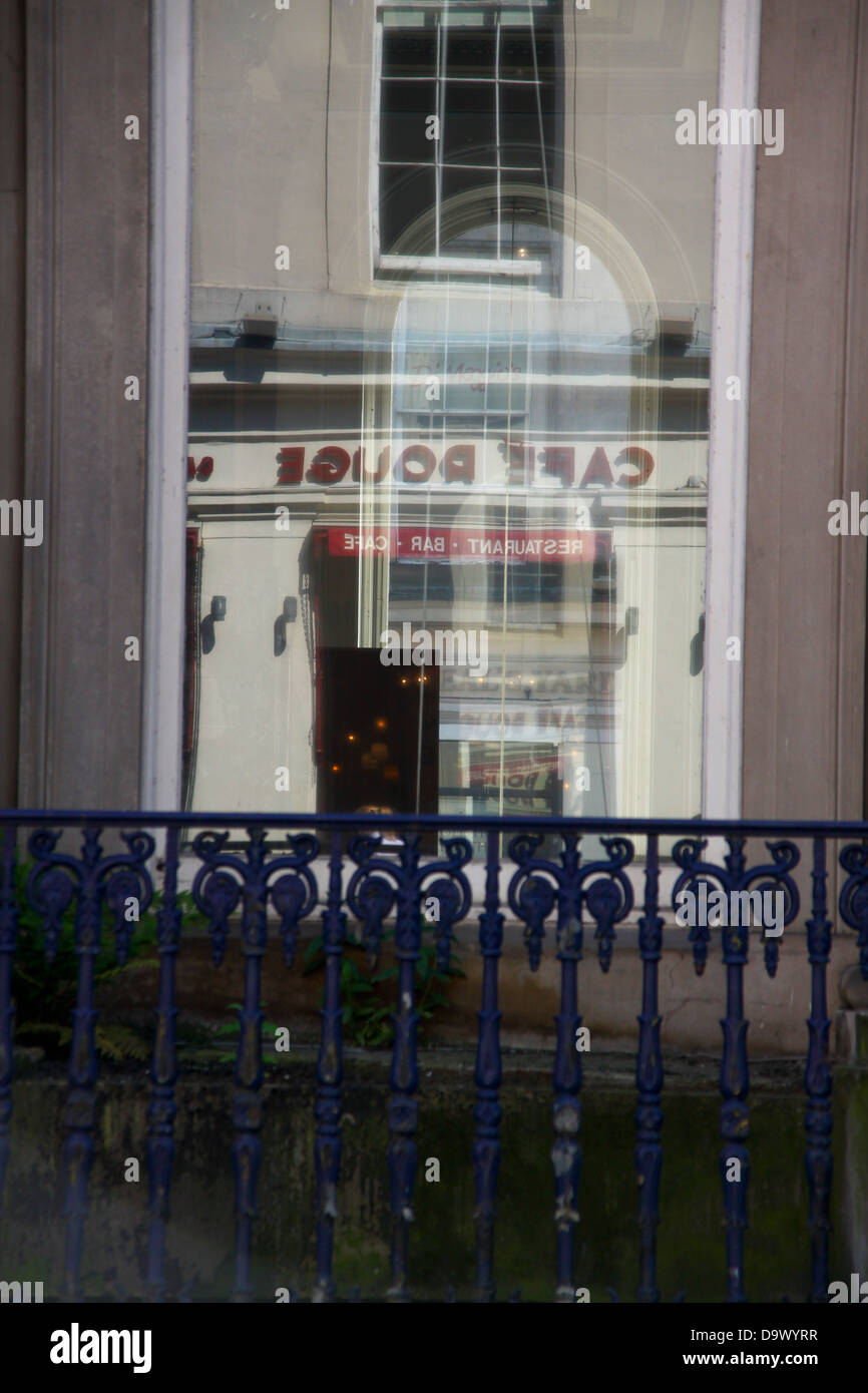 Glasgow cafe reflète dans window Banque D'Images