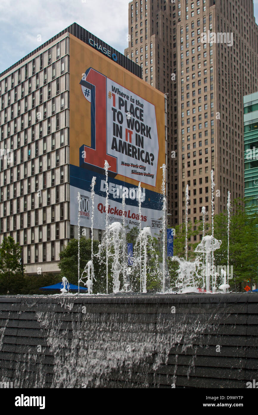 Une bannière sur la Chase Tower fait la promotion de Detroit comme le meilleur endroit en Amérique pour travailleurs des technologies de l'information. Banque D'Images