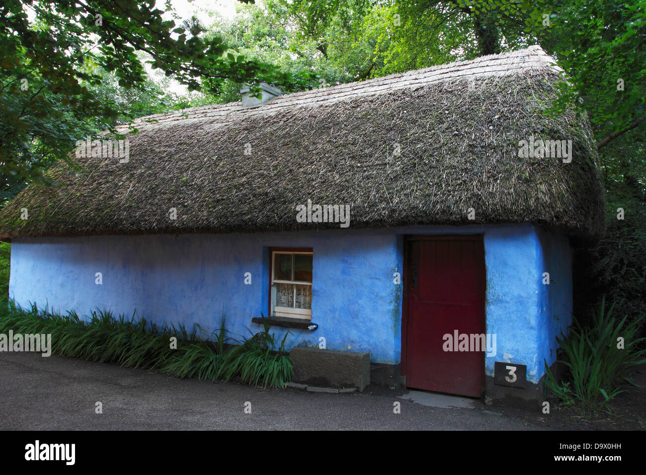 Thatch Cottage dans le château de Bunratty Folk Park, comté de Clare Irlande Banque D'Images