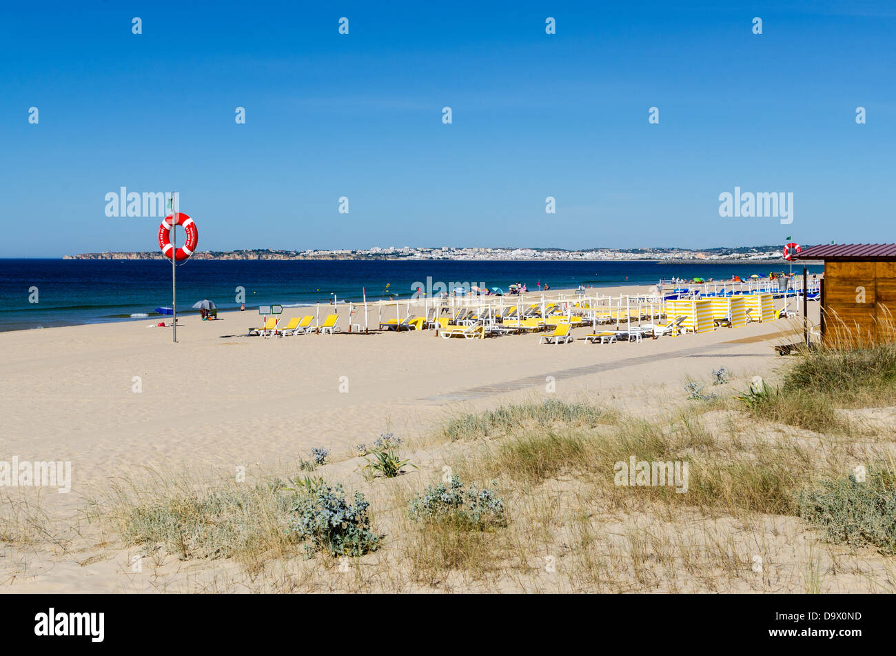Chaises longues jaune sur plage déserte à Alvor au Portugal Banque D'Images