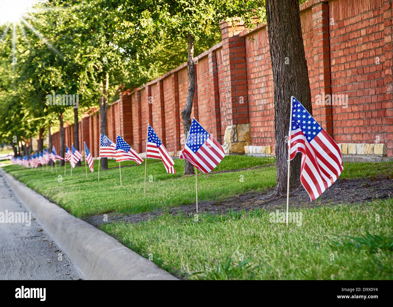 Rangée de drapeaux américains sur le côté de la rue pour célébrer le 4 juillet, faible profondeur de champ Banque D'Images