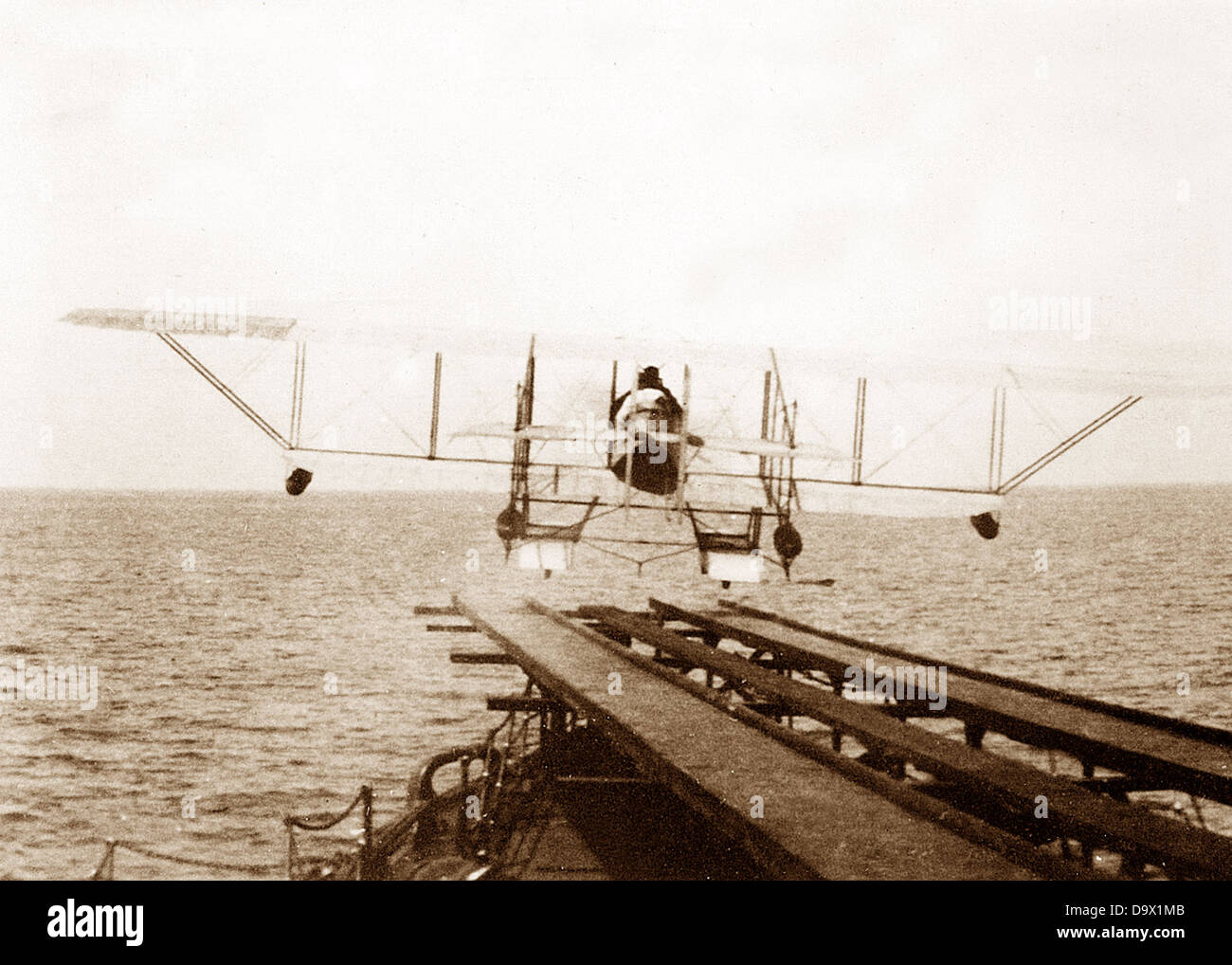 Biplan Caudron G11 décollant de HMS Hermes début des années 1900 Banque D'Images