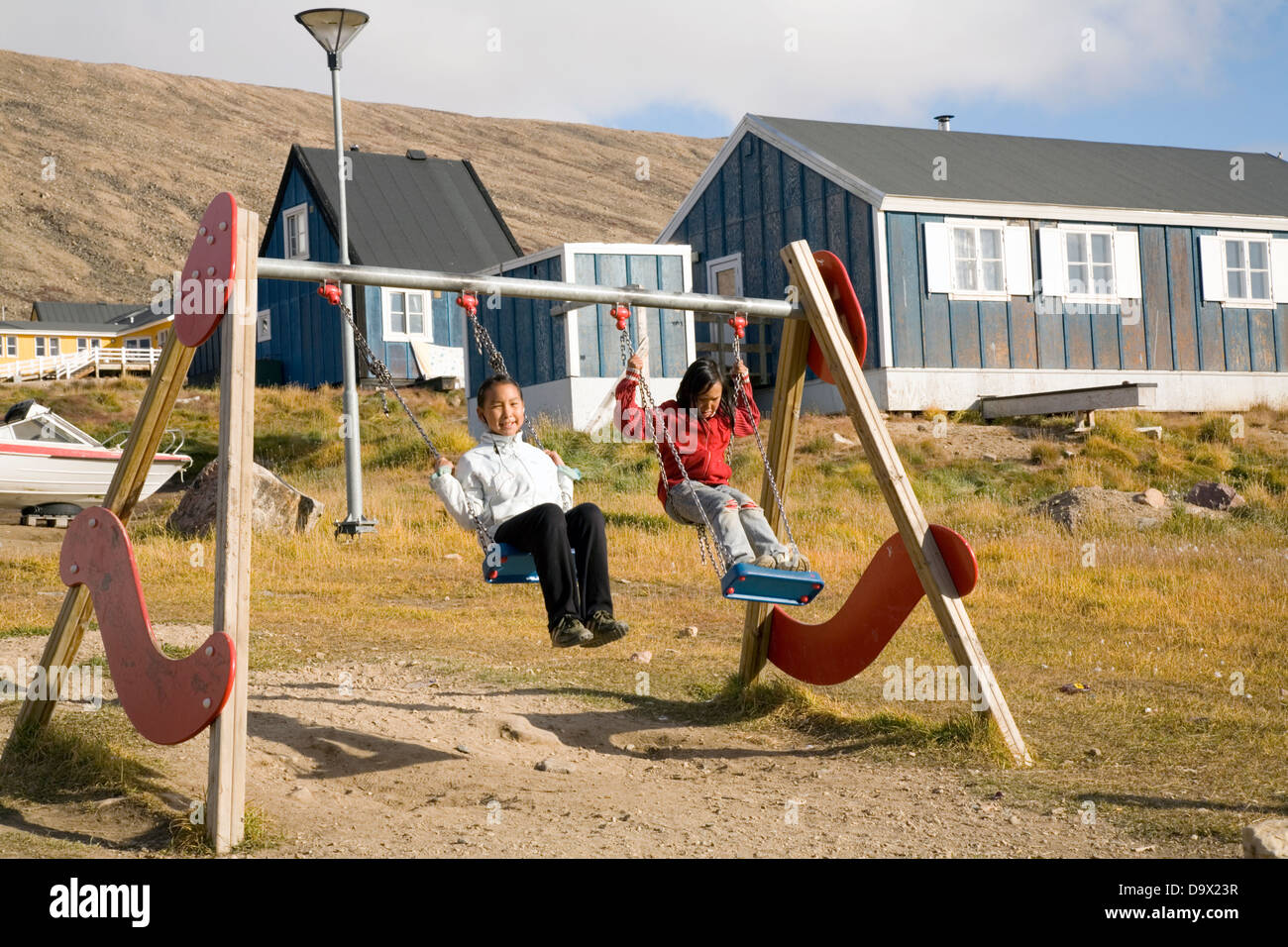 Les enfants jouent sur une balançoire à Qaanaaq, Groenland Banque D'Images