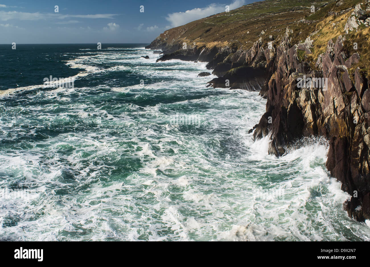 L'Angleterre, l'Irlande, le comté de Kerry, anneau de Skelligs, Ballinskelligs, vagues se briser contre la tête de Bolus Banque D'Images