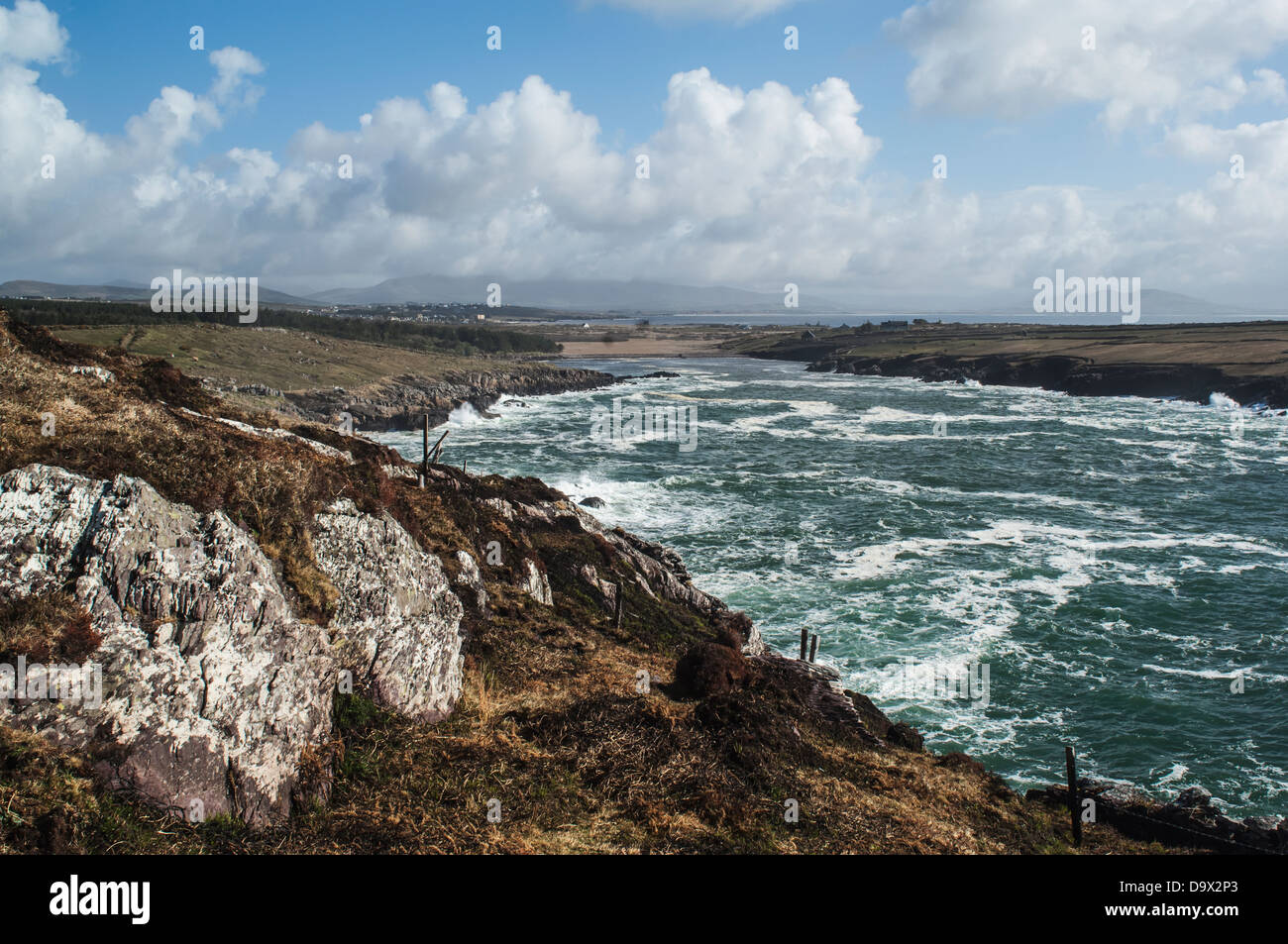 L'Angleterre, l'Irlande, le comté de Kerry, anneau de Skelligs, Ballinskelligs, vagues se briser contre la tête de Bolus Banque D'Images