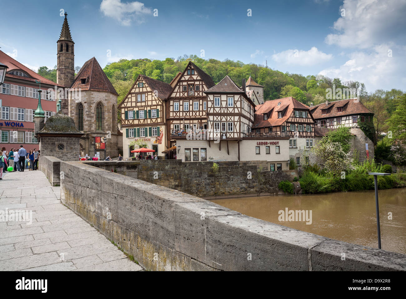 Schwäbisch Hall, Allemagne, Europe. Vieux pont de pierre sur la rivière Kocher. Banque D'Images